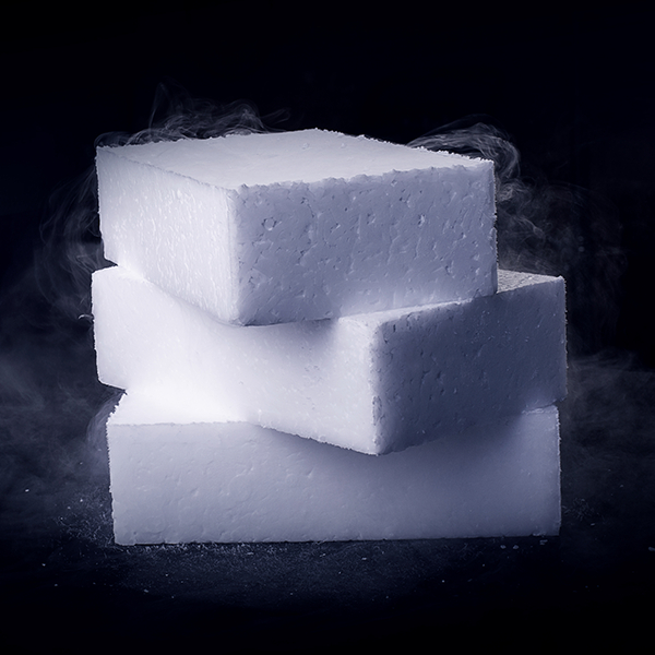 Stapel aus großen weißen Trockeneisblöcken mit verdampfendem CO₂ für Kühlung und Lagerung